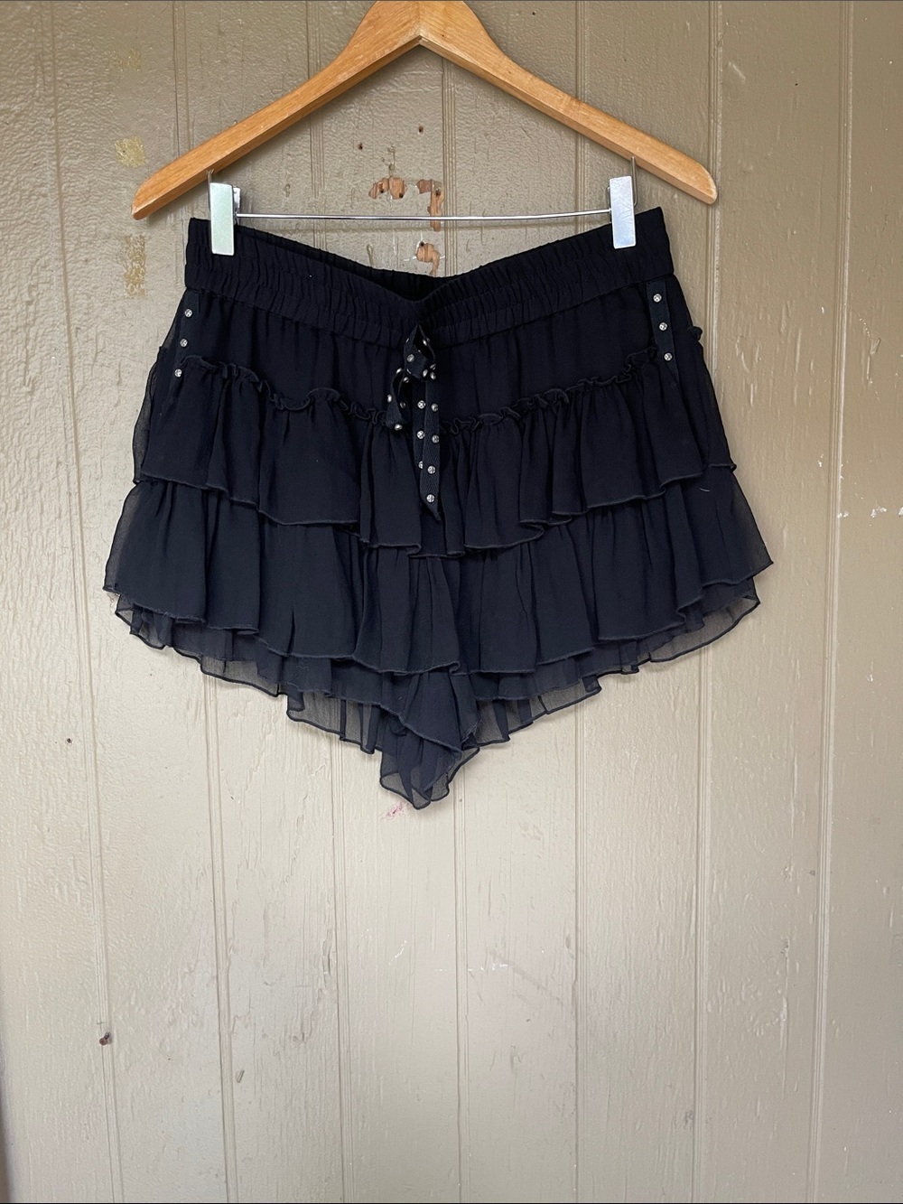 Flannel Black Ruffled Tiered Women's Skorts in black Size 2